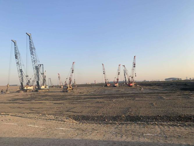 乌鲁木齐国际机场北区改扩建工程本周主要施工内容为道面区土方回填